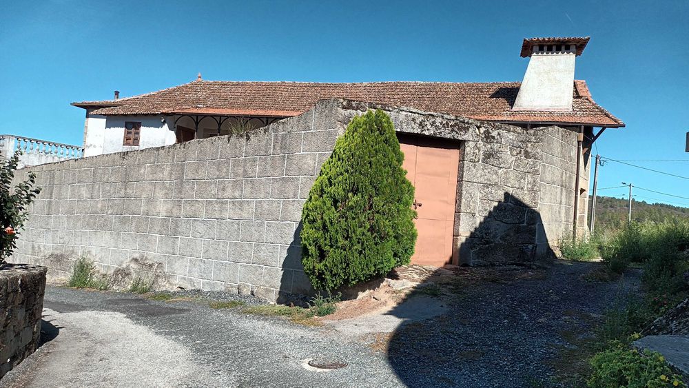 Vende-se moradia no centro de Rebordelo (Bragança)