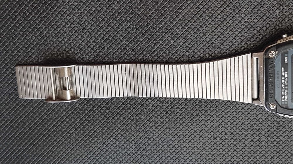 Zabytkowy zegarek cyfrowy Sanyo Alarm Chrono z lat 80.