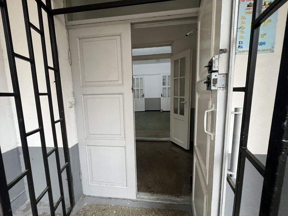Оренда 2 приміщ.: 30.4 м. кв./12.9 м.кв., Центр, вул. Відінська, 40А,