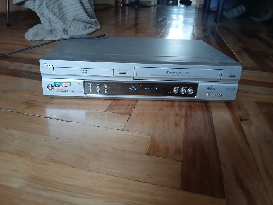 Це DVD/VHS комбо-плеєр LG.