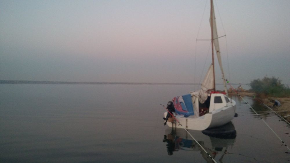 Яхта швертбот каютный 4 спальных места