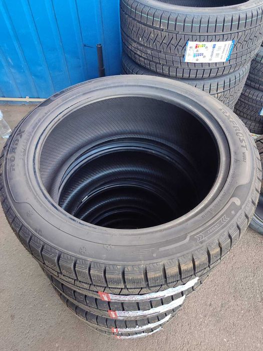 Roadx 255/45 R19 104V RXFROST WU02