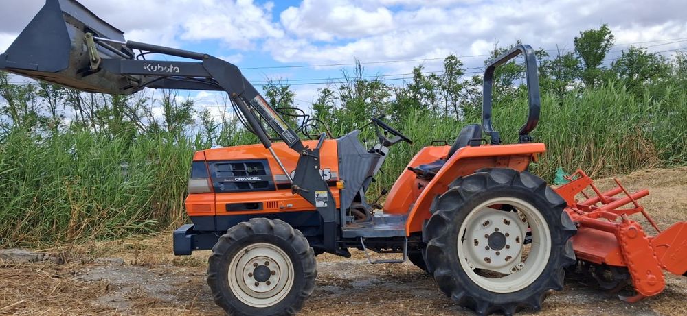 Tratror kubota com carregador frotal e frese