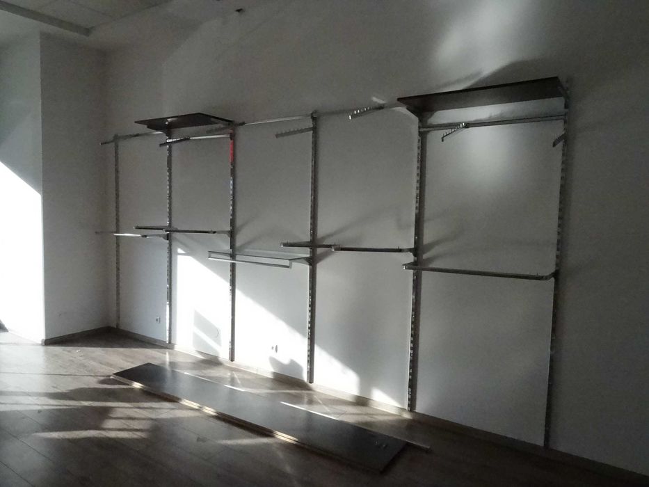 system rurowy owalny chromowany z półkami i ramionami sklepu