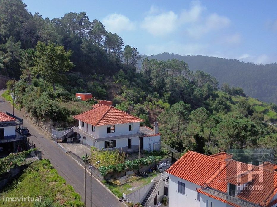 Moradia T5 para Recuperar | Ilha, Santana