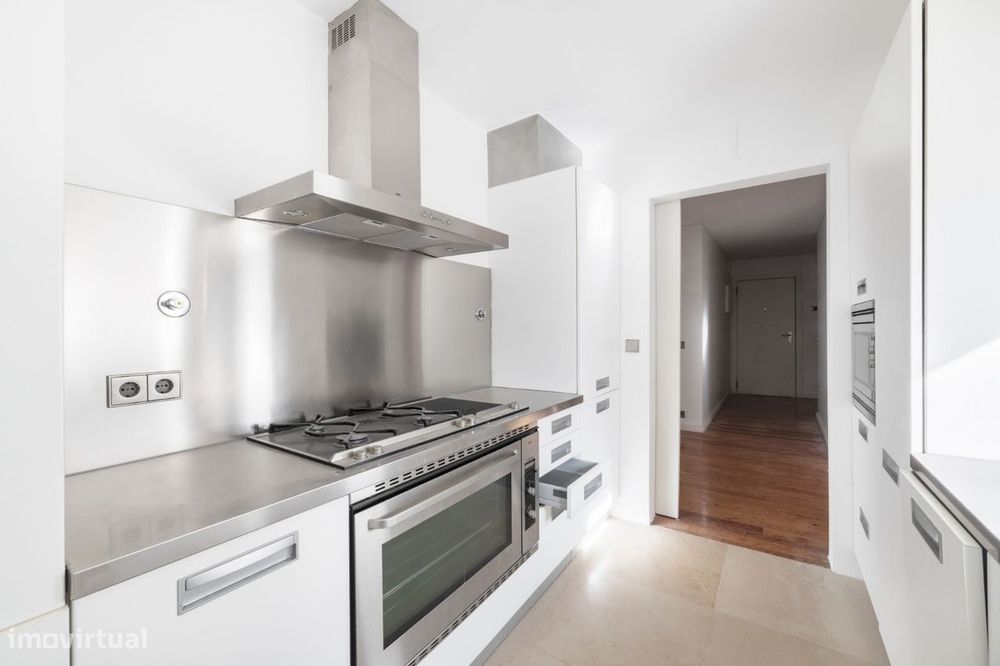 Apartamento no Chiado com 2 salas e 2 quartos e 2 lugares de estaciona