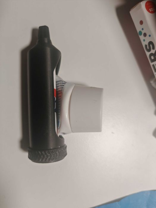 Wyciskacz do pasty do zębów z mechanizmem zapadkowym