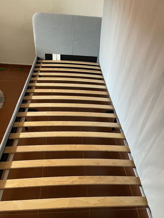 Cama de solteiro com colchão e estrado
