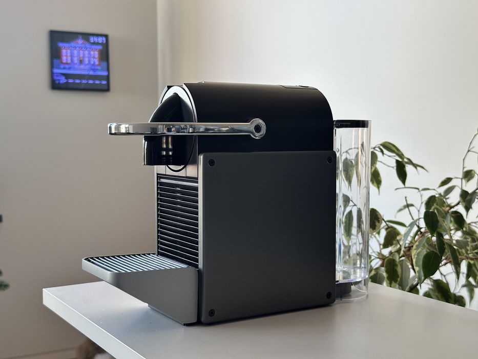 Капсульна кавоварка Nespresso Pixie Titan + Капучинатор