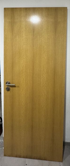 Duas portas em carvalho e uma moldura