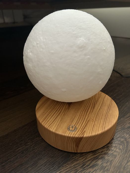 Lewitująca lampka ksiezyc 3D