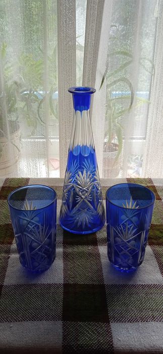 Резное синее стекло графин и два стакана