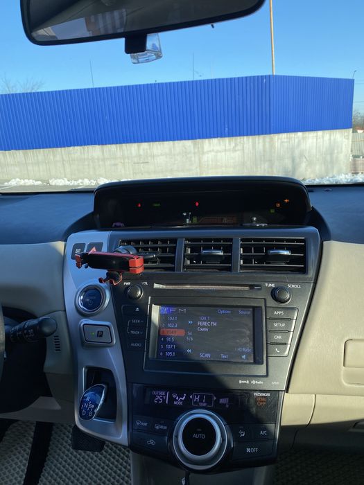 Продаж авто Toyota Prius V