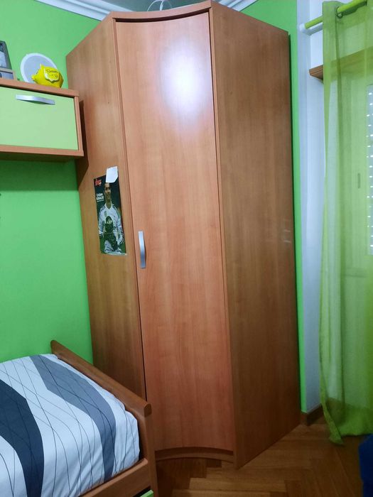 Quarto Juvenil Completo – Duas Camas, tipo Ninho, Estante Suspensa e 2 Roupeiros (Excelente Estado)
