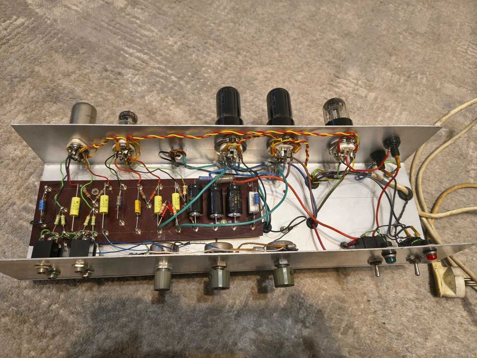 Gitarowy wzmacniacz lampowy typu Fender Tweed Deluxe 5e3