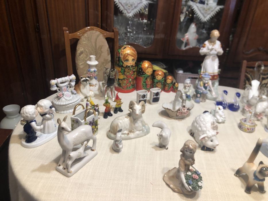 Статуетки фарфорові.