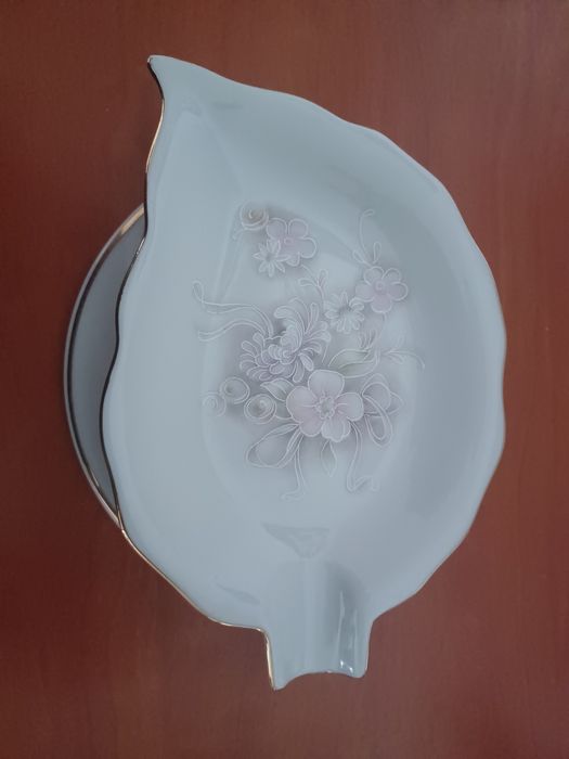 Base e cinzeiro em porcelana da Vista Alegre pintada à mãol