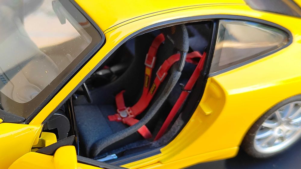 Porsche 911 GT3 Street Car (996) AutoArt 1/18