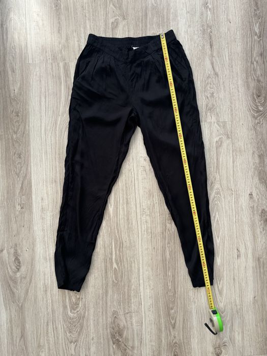 Czarne, lejace spodnie