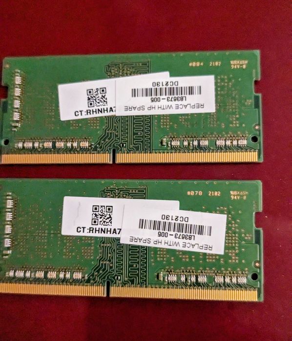 Оперативная память DDR4 4 ГБ Samsung.