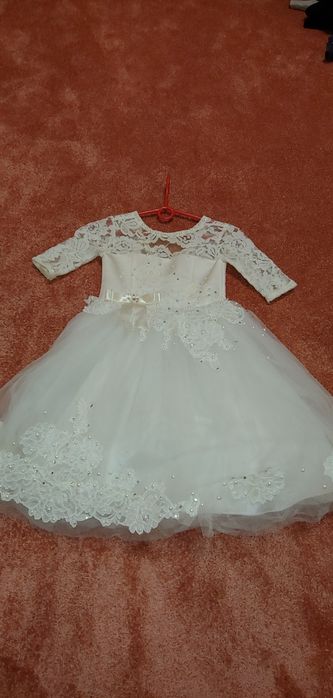 Дитяча святкова сукня.