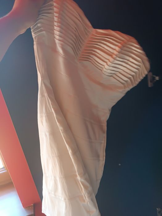 Sukienka o kroju body cocon kolor ecru