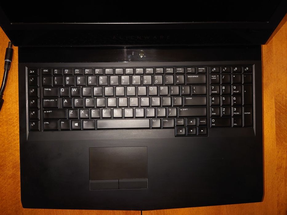 Ігровий ноутбук Alienware 17 R5 / i7-8750H / GTX 1070 8GB / 16GB RAM / SSD 512GB