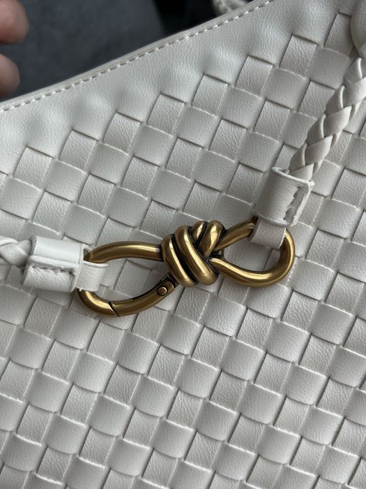 Сумочка в стилі Bottega Veneta молочна