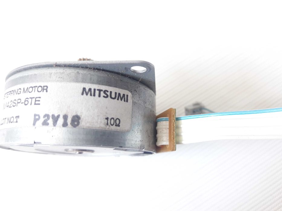 Шаговый двигатель Mitsumi M42SP-6TE, б/у.
