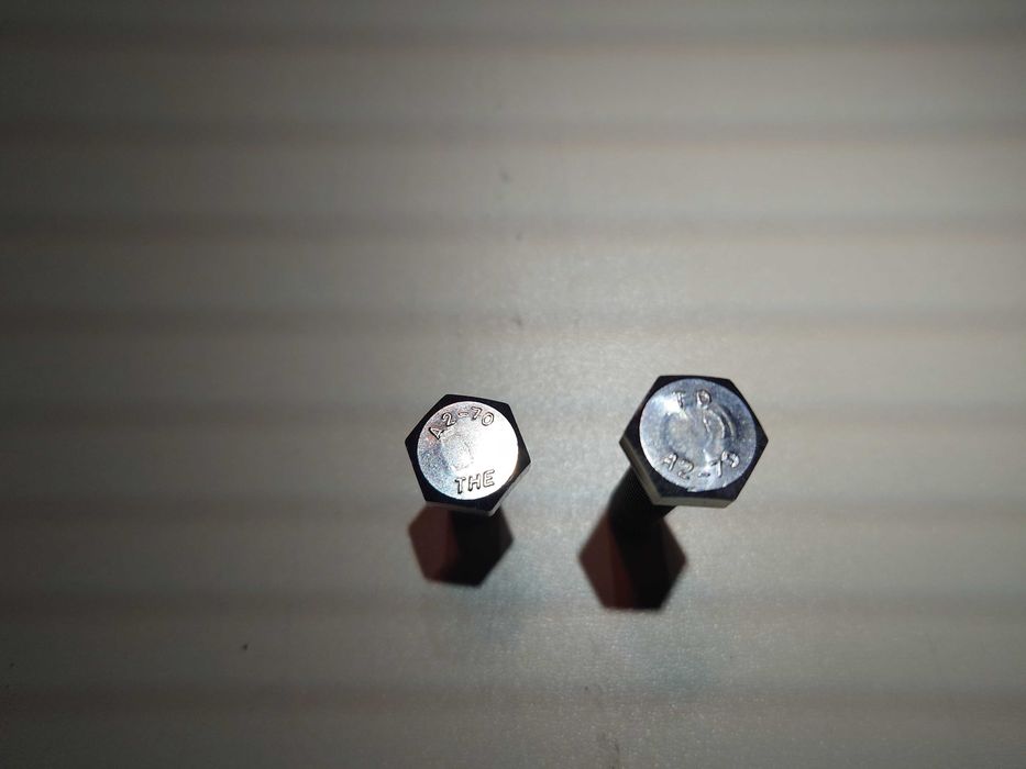 Śruby kwasoodporne ,nierdzewne  M8x25 , 8x45 podkładką 
i nakrętką.