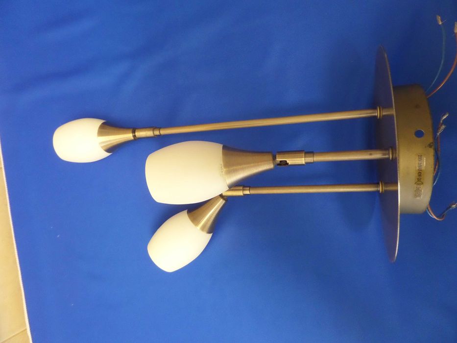 CANDEEIRO DE TETO EM METAL
Em muito bom estado
Inclui 3 lâmpadas LED