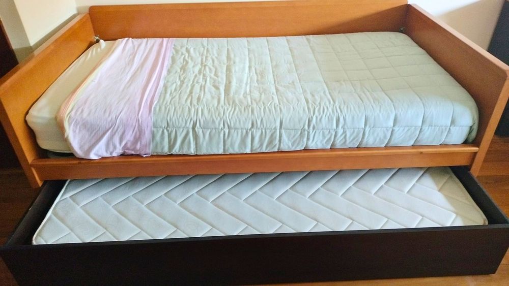Quarto completo em madeira de cerejeira – excelente estado (cama + colchões + secretária + arrumação)