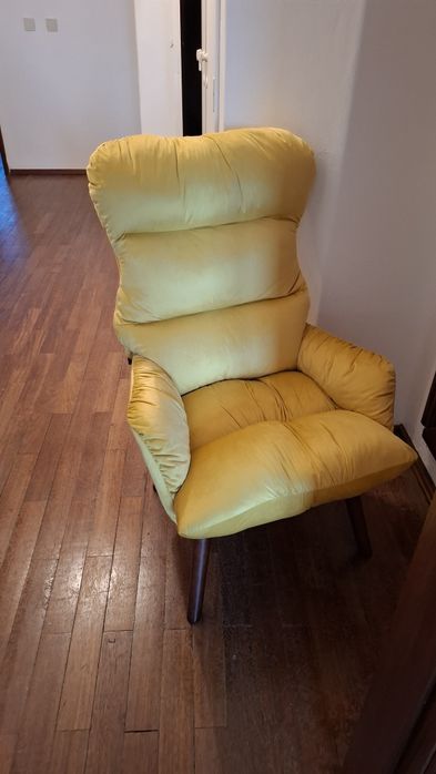 Poltrona nova em amarelo