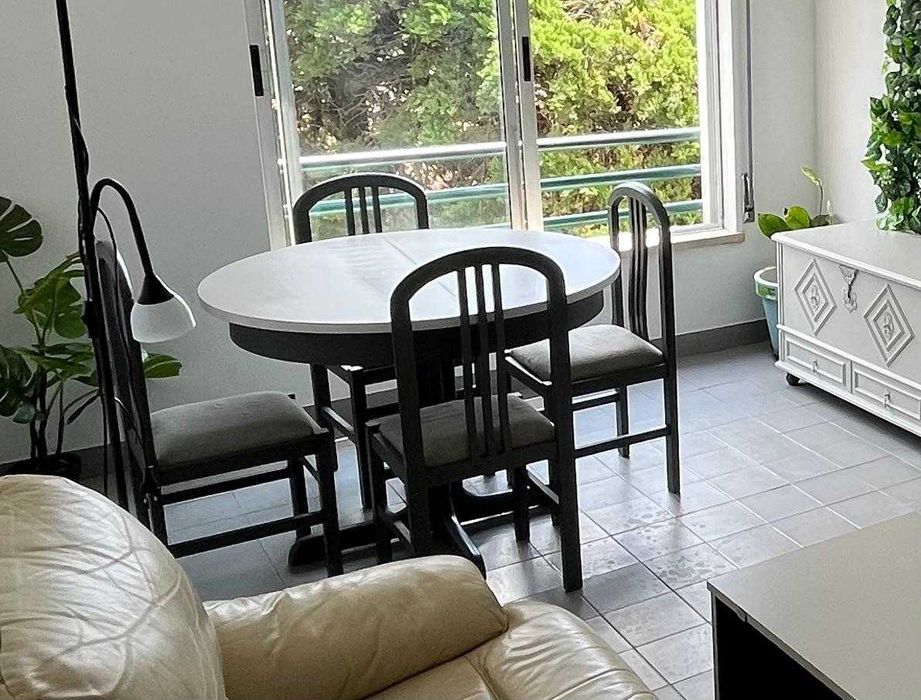 Mesa de Jantar e 4 Cadeiras