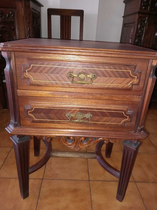 Mesa de cabeceira D. Maria