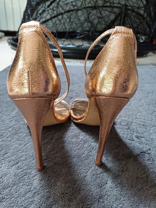 Złote sandałki na paseczki na obcasie roz 37