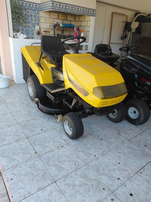 Trator corta relva muito estimado