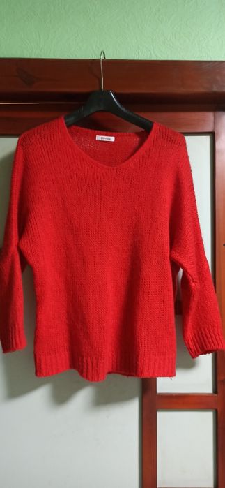 Червоний светрик з мохеру.