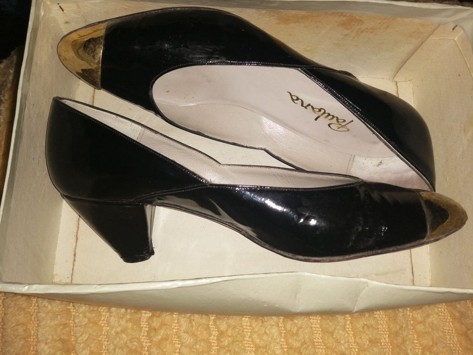 Sapatos pretos brilhantes Com frente dourada