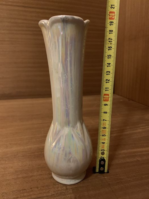 Jarra de porcelana de origem não identificada