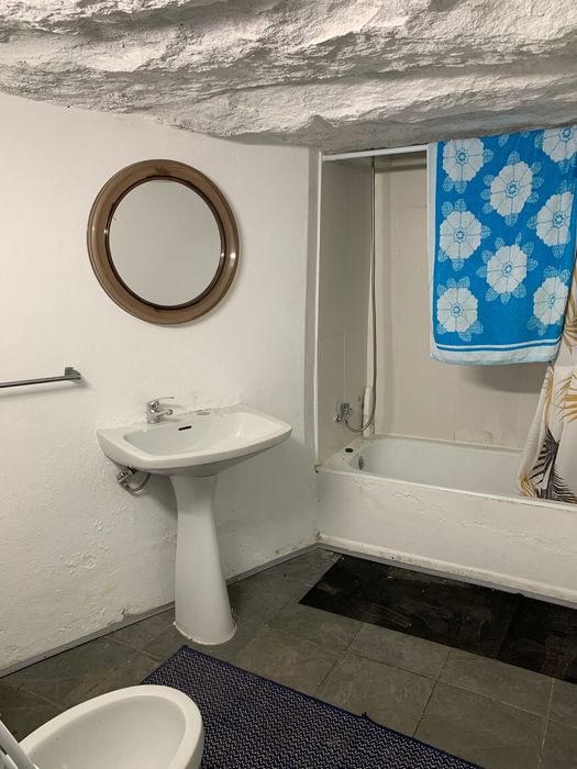 Aluga-se casa com um quarto