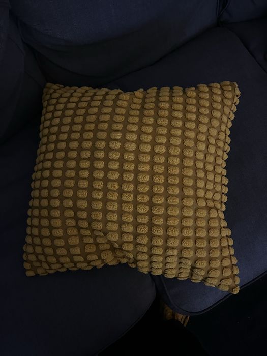 Capa almofadas quadrados e amarelo