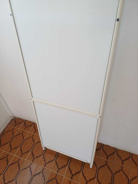 Espelho de pé com cabide IKEA KNAPPER; branco