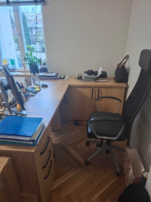 Duże biurko narożne – jasny dąb z czarnym frontem