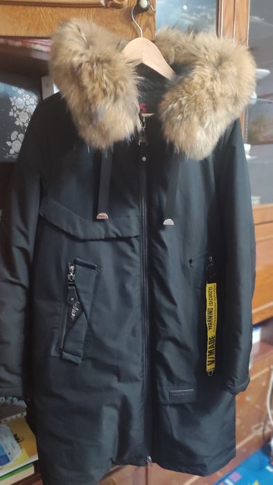 Продам зимову куртку з капішоном