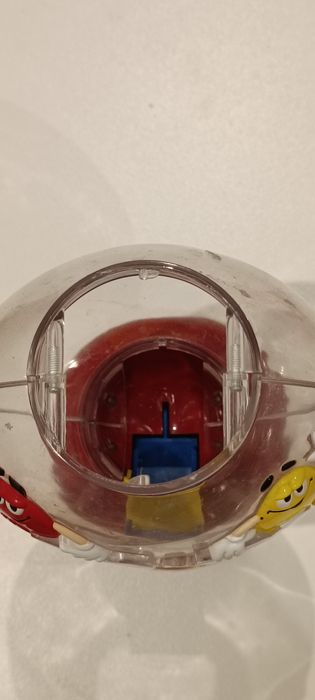 Dispensador de M&M's ou outra guloseima.