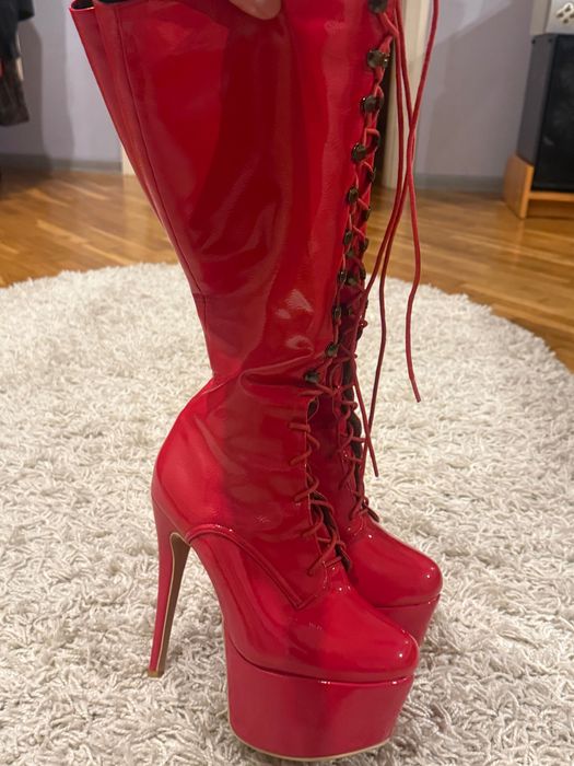 Стріпи чоботи червоні лакові