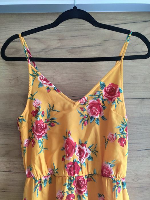 Długa żółta sukienka w kwiaty