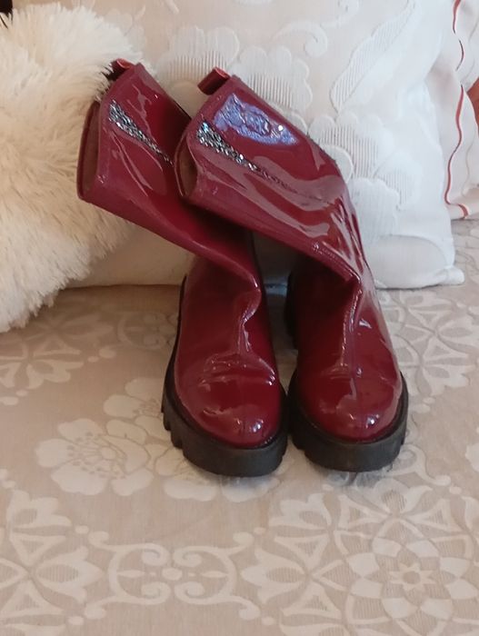 Botas em vinil e pele