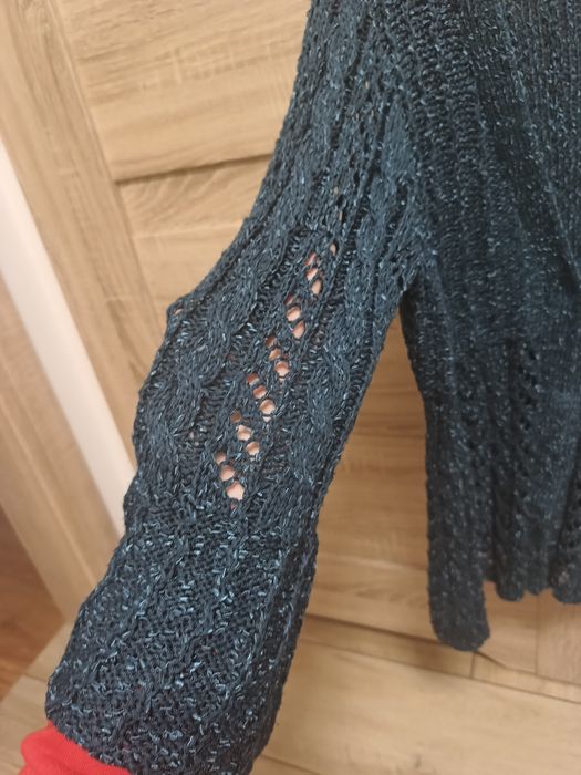 Damski ażurowy sweterek w odcieniu butelkowej zieleni